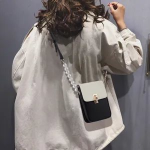 Elegante borsa a tracolla per cellulare bianco e nero con catena di perle e chiusura.