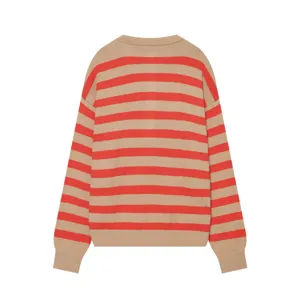 Vista dettagliata del retro del maglione a righe elegante, con tessuto confortevole.