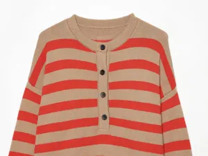 Dettaglio di pullover in maglia a righe da donna, top casual a maniche lunghe con bottoni.