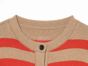 Primo piano dettaglio colletto cardigan donna a righe, morbida lana cachemire, un bottone.
