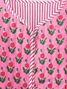 Nahaufnahme der rosa Damen Steppjacke mit Blumenmuster, Streifenbesatz und V-Ausschnitt.