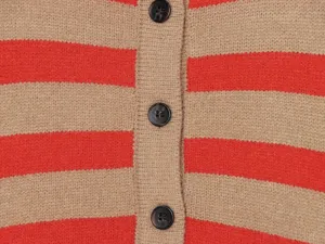 Primo piano dettagliato del cardigan in maglia di lana e cashmere a righe con bottoni.