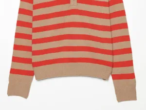Vista di dettaglio ravvicinata pullover lavorato a maglia rigato donna, top manica lunga.