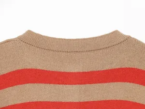 Vista dettagliata del colletto a righe con texture in lana fine e motivo rosso beige.