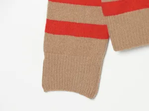 Vista dettagliata della manica del maglione in lana cashmere a righe da donna cammello e rosso.