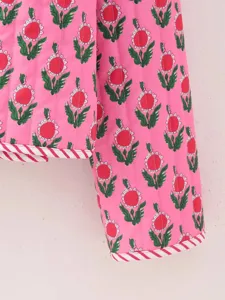 Rosa geblümte Steppjacke Detail, bequeme gefütterte Damen Oberbekleidung mit Muster und Streifen.
