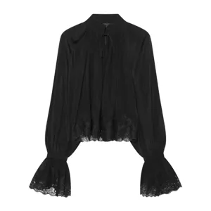 Elegante zwarte blouse met lange mouwen en kanten afwerking en opstaande kraag.