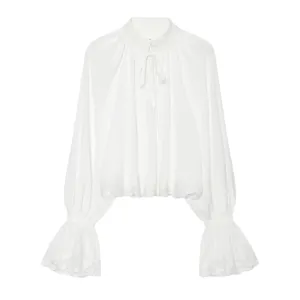 Witte kanten blouse met lange mouwen detail en elegante opstaande kraag met strik.