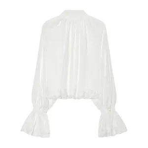 Witte blouse met lange mouwen en elegante kanten details bij de manchetten en kraag.