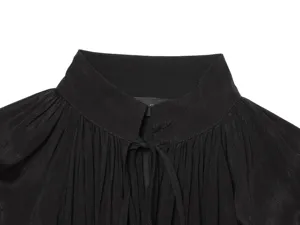 Zwarte damesblouse met opstaande kraag, volants en strikband, elegante modekleding top.