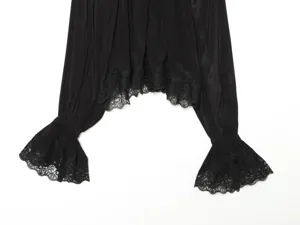 Zwarte blouse met kantdetail, elegante viscose dames top met lange uitlopende mouwen.