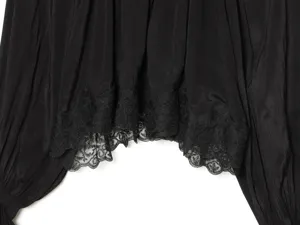 Gedetailleerd overzicht van een zwart viscose damestop met elegante kanten zoomafwerking.
