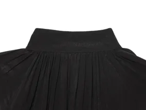 Detailweergave van zwarte damesblouse met hoge kraag en fijne plooien textuur mooi
