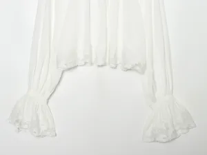 Detail close-up van witte chiffon kanten blouse lange mouwen elegante dames top
