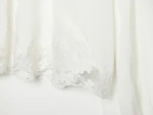 Prachtig wit kant afwerking detail van dames chiffon blouse mouw, elegante mode stijl
