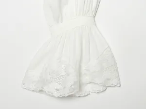 Detailopname van een elegante witte damesblouse top met prachtige kanten zoomdetails.