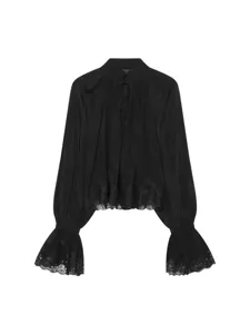Elegante zwarte damesblouse met lange mouwen en delicate kanten manchetten en kraag.