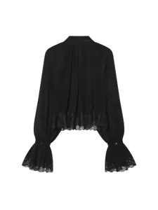 Elegante zwarte blouse met lange mouwen, fijne kantrand, opstaande kraag en plooien.