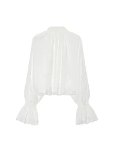 Elegante witte blouse met lange mouwen, delicate kantmanschetten en geplooide kraag.