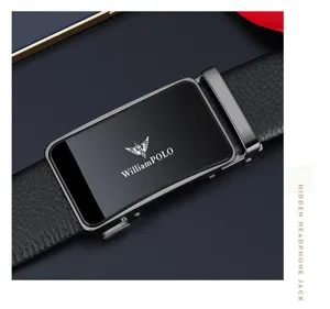 Gros plan détail de la ceinture automatique en cuir véritable pour homme boucle métal.