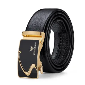 Cintura in vera pelle da uomo con fibbia automatica dorata, stile elegante e casual.