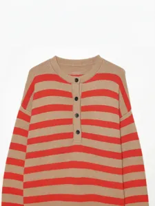 Maglione da donna in maglia a righe di lana e cashmere con scollo tondo e bottoni.