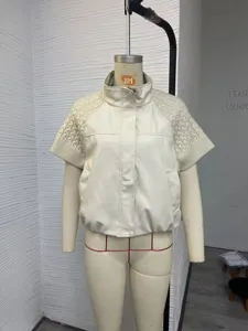 Giacca in ecopelle da donna chic con collo a imbuto e maniche corte in maglia.