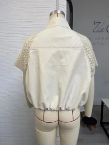 Vista dettagliata del retro della giacca in pelle con inserti in maglia da donna, casual.