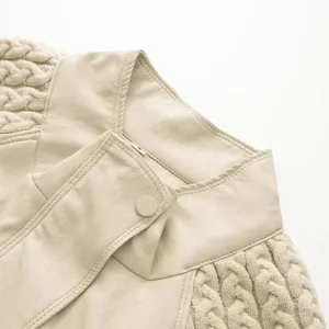 Primo piano dettaglio giacca donna collo alto in pelle e maglia trecce, beige.