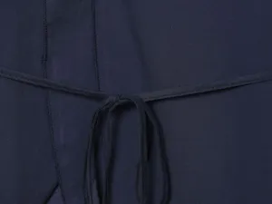 Λεπτομερής όψη σκούρου μπλε γυναικείου μπουφάν που δείχνει τη ζώνη μέσης και τις λεπτές ραφές.