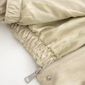 Primo piano dettagliato di giacca in pelle da donna, fodera morbida e zip elegante.