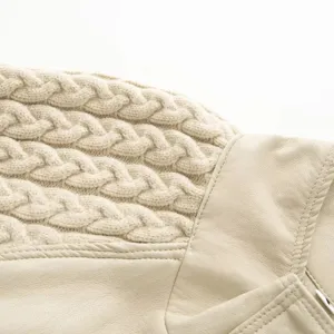 Primo piano di giacca in pelle da donna collo alto con design patchwork treccia.