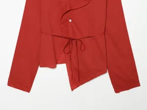 Kokkino makrymaniko sakaki me zoni sti mesi asymmetri gynakeia moda casual kompsos panofori