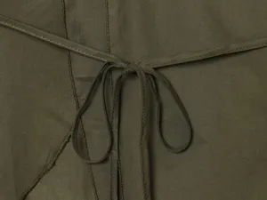 Λεπτομερής όψη υφάσματος γυναικείου παλτό με κομψό κορδόνι περίσφιξης στη μέση και ραφές.