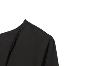 Λεπτομέρεια κοντινού πλάνου ώμου μαύρου ρούχου μακριού μανικιού και σχεδίου λουριού, ποιοτικό ύφασμα.