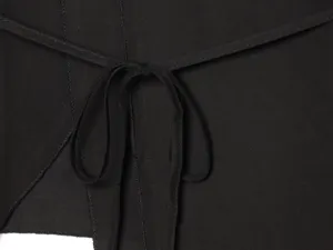 Κοντινό πλάνο στη λεπτομέρεια ζώνης μαύρου γυναικείου κομψού πανωφοριού, υφή ραφής.