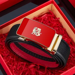 Elegante cintura da uomo in pelle nera con fibbia tigre rossa presentata in scatola regalo.