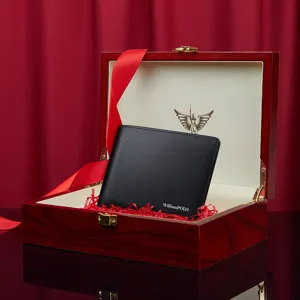 Elegante cartera corta de cuero genuino para hombre en una lujosa caja de regalo de madera.