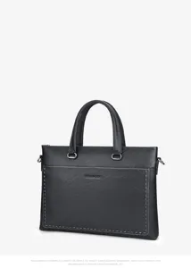 Dettaglio ventiquattrore in pelle con cuciture rifinite e maniglia robusta ed elegante.
