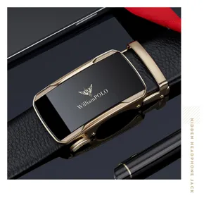 Cintura uomo in vera pelle fibbia automatica stile business primo piano dettaglio elegante.