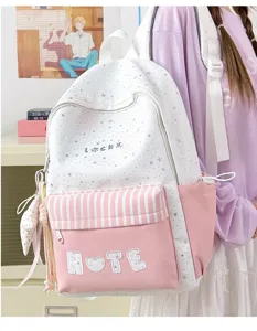 Vista dettagliata dello zaino scolastico con stelle e tasca rosa con ciondoli carini.