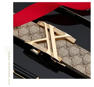 Ceinture en cuir de luxe pour homme avec boucle dorée en X et sangle monogrammée élégante.
