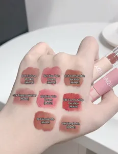 Λεπτομέρεια δοκιμής βραχίονα διπλού lip gloss που δείχνει γυαλιστερές και ματ αποχρώσεις.