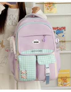Détail de joli sac à dos d'étudiant violet style dopamine avec poches à carreaux.