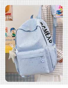 Detailansicht des hellblauen Sternen-Rucksacks, große Kapazität für Schule und Alltag.