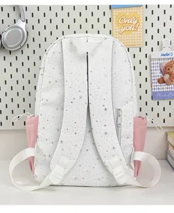 Vista dettagliata dello zaino bianco con motivo a stelle argentate e tasche laterali rosa.