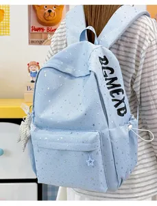 Hellblauer sternenhimmel rucksack fuer schule und reisen mit grossem kapazitaet und stil.