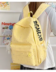 Detailansicht des gelben Sternenhimmel Schulrucksacks mit Mustern und Seitentasche.