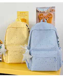 Stilvoller Schulrucksack mit Sternenmuster und niedlichem Anhänger für den täglichen Gebrauch.