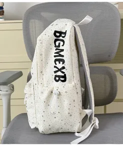 Weißer Sternenhimmel Muster Rucksack Seitenansicht Detail mit schwarzem Buchstabenprint.
